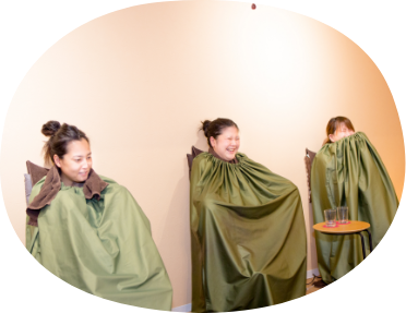 楽しそうによもぎ蒸しを受ける女性の画像