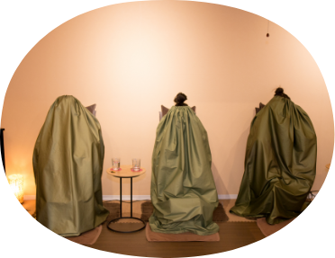 すっぽり頭までマントに包まれるよもぎ蒸し中の画像