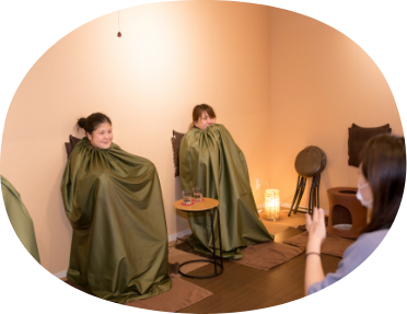 よもぎ蒸しを受けながら会話をする様子