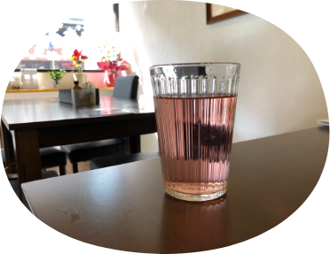 コップに入ったお茶の画像