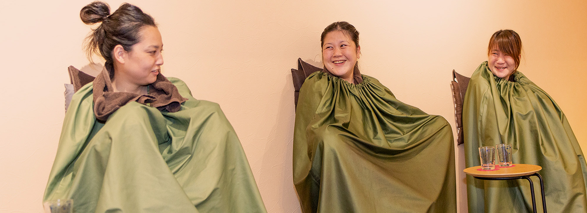 よもぎ蒸しに入っている女性の画像